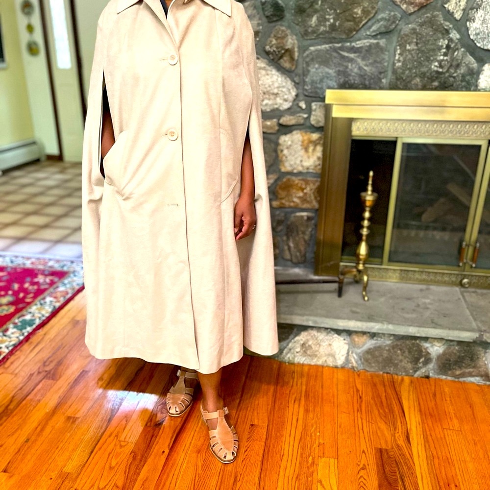 Vintage Suede tan woman’s stylish cape/jacket. Ca: 1970s. No label.